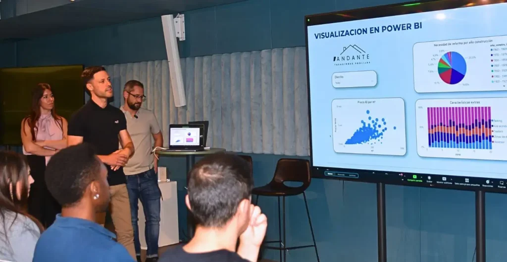 Los alumnos del Data Analytics presentando su proyecto de éxito ante sus compañeros del NEOLAND