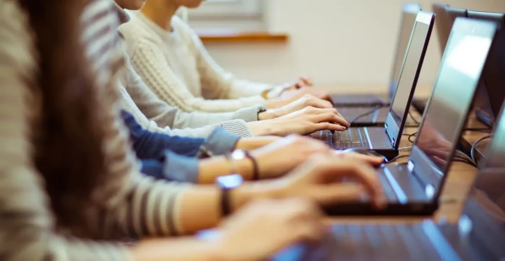 Personas estudiando con una beca Por Talento Digital