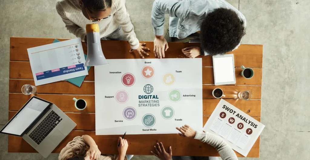 Equipo trabajando una estrategia de Marketing Digital