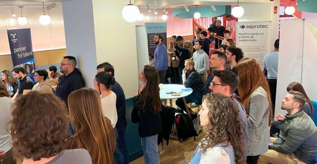 Asistentes a la Feria de Empleo viendo la mesa redonda