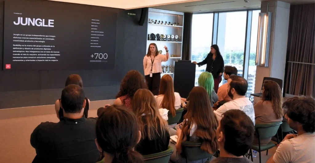Carmen Fernández de Redbility junto a los alumnos de NEOLAND