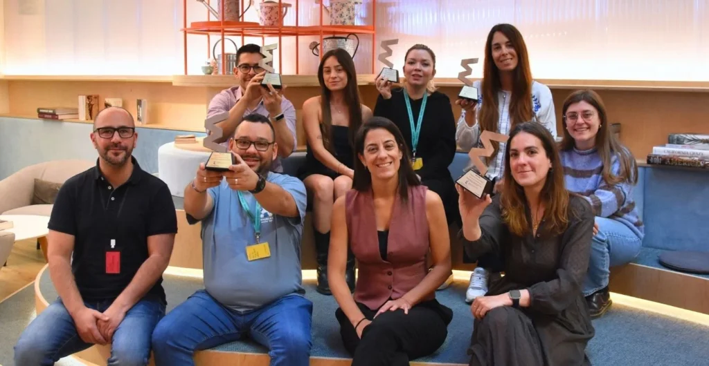 Equipo NEOLAND con los 5 Premios Excelencia Educativa 2026