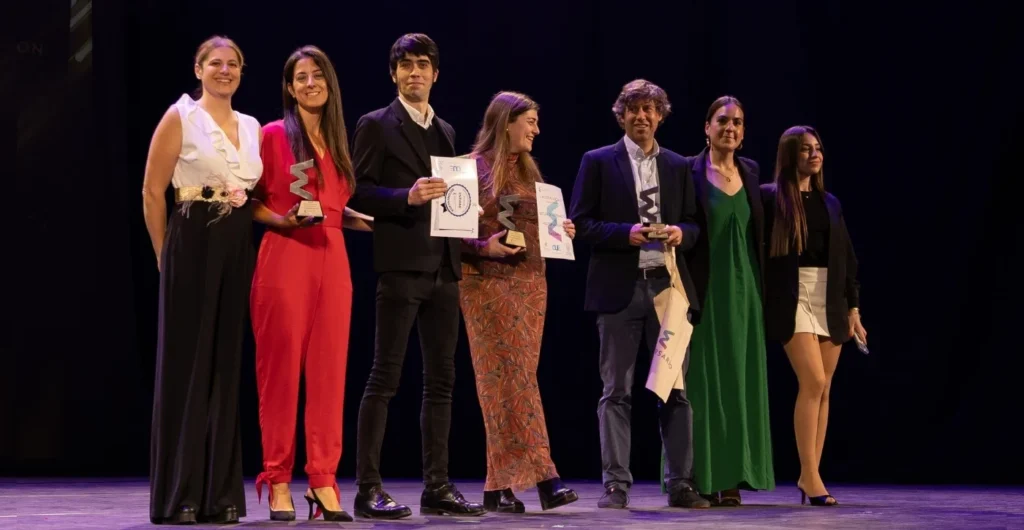 El equipo de Neoland recogiendo el premio a Mejor Escuela de Tecnología 2026 en los Premios Excelencia Educativa